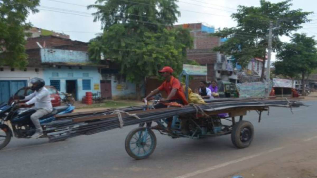 बिहार में मानकों की अनदेखी कर धड़ल्ले से दौड़ रहे जुगाड़ वाहन